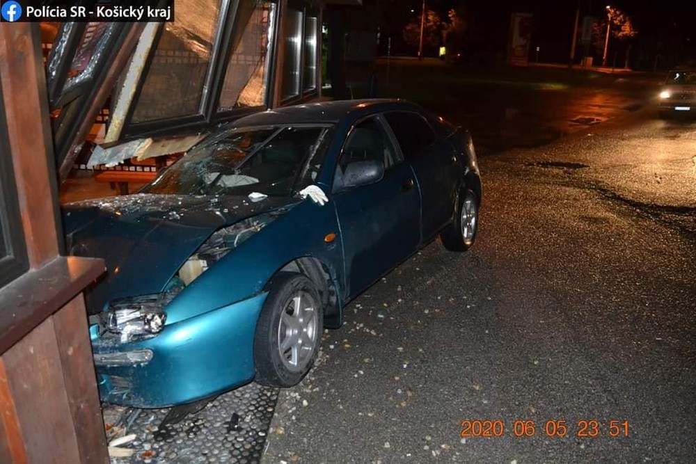 Vodič narazil do baru