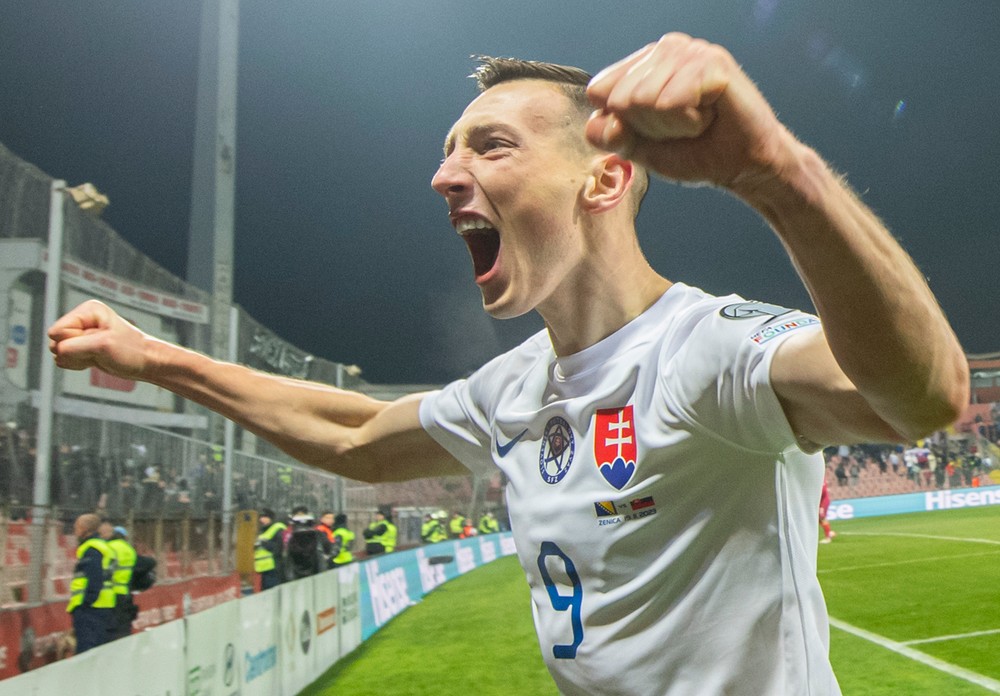 Róbert Boženík sa teší po strelení vyrovnávajúceho gólu na 1:1 v kvalifikačnom zápase záverečného 10. kola J-skupiny ME 2024 Bosna a Hercegovina - Slovensko