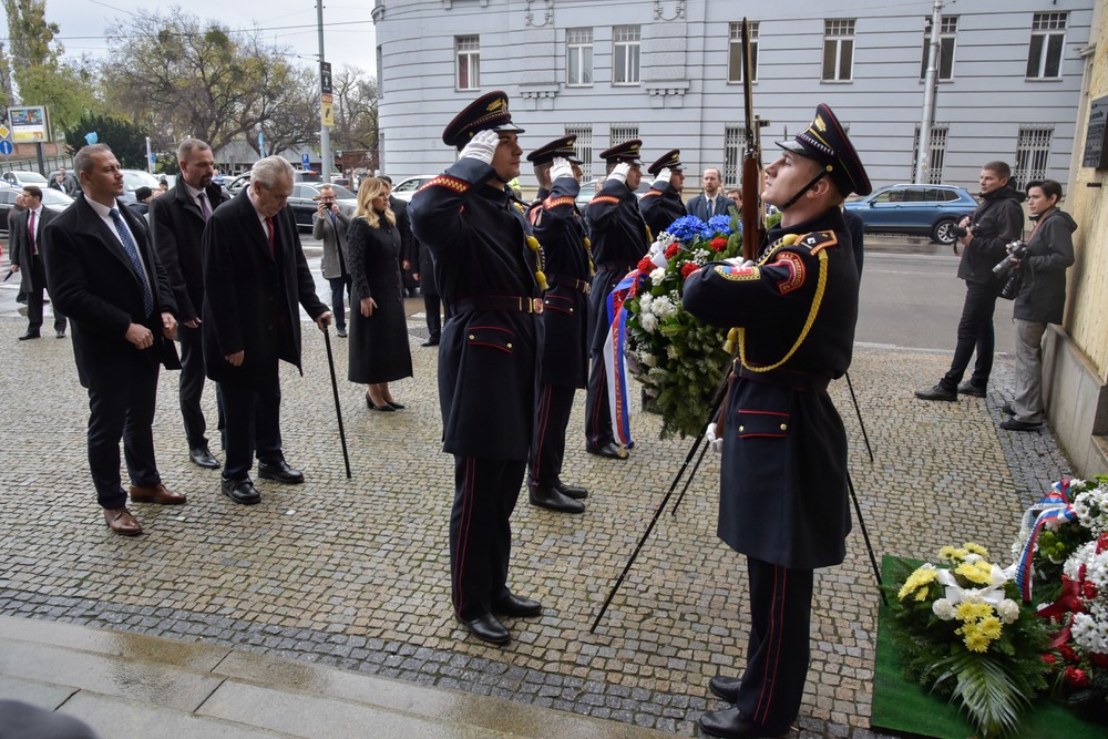 Prezidentka Zuzana Čaputová si spolu s prezidentom ČR Milošom Zemanom v Bratislave pripomínajú udalosti zo 17. novembra