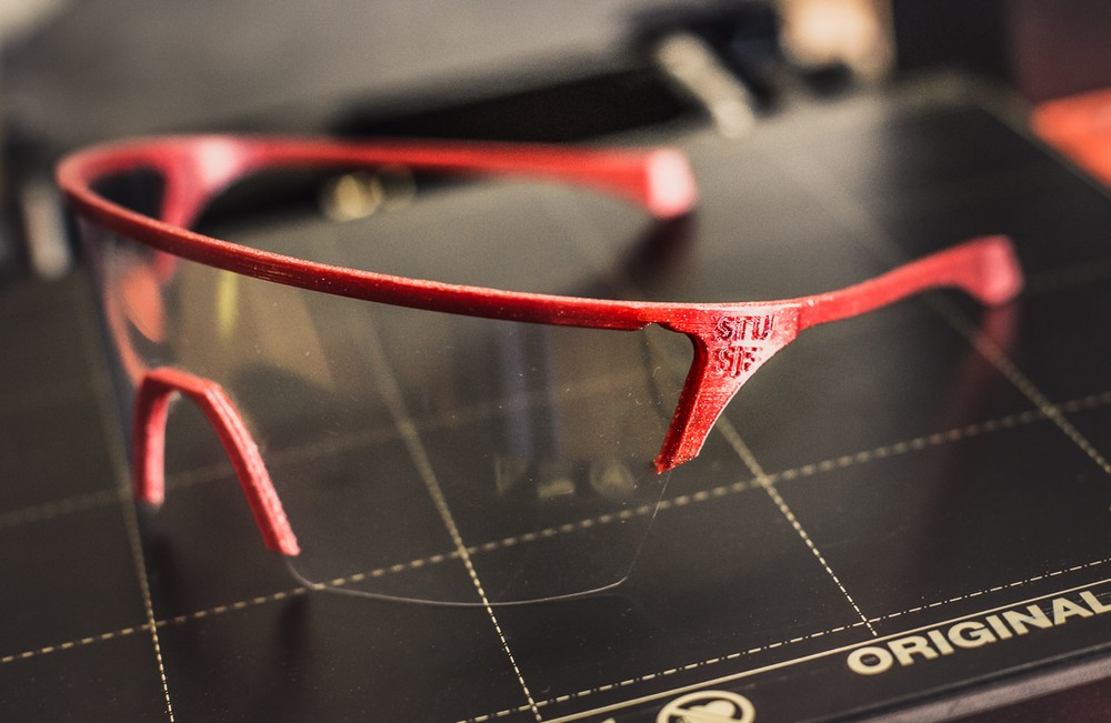 Model ochranných okuliarov použiteľný aj bez rúška či respirátora