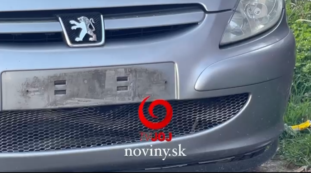 Zničená auto po útoku muža na Galvániho ulici