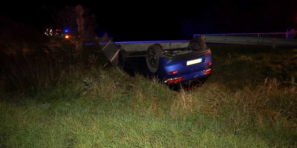 Vodič zaparkoval na streche. Do priekopy vzal zo sebou zábradlie aj zvodidlo