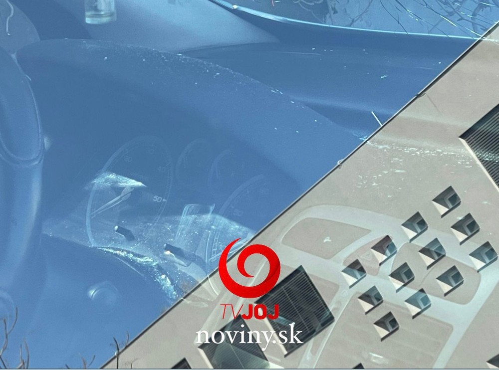 Zničené auto po útoku muža na Galvániho ulici