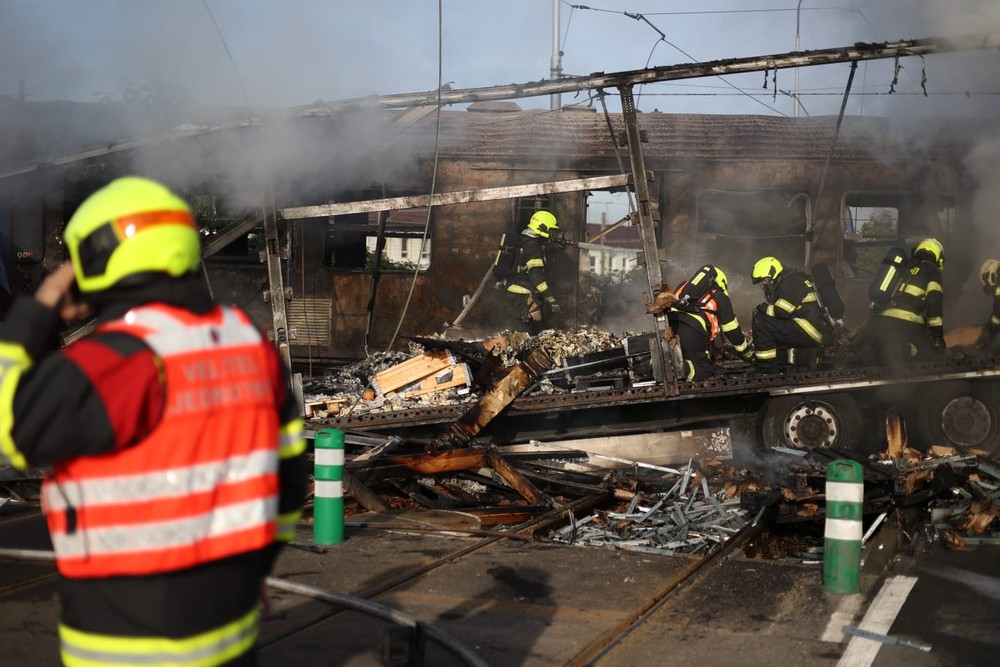 zrážka vlak kamion požiar hasiči (5)