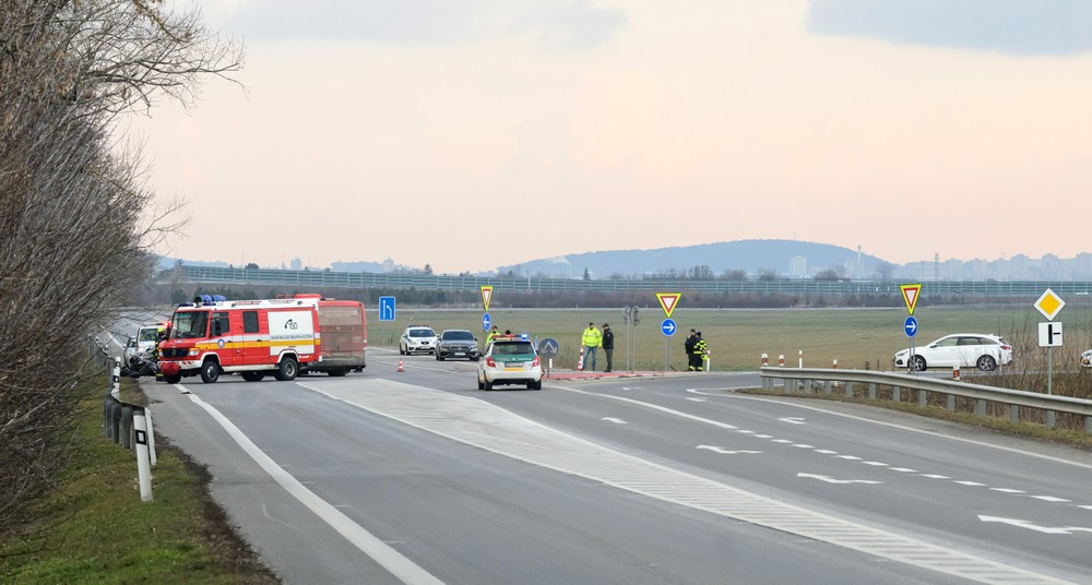 Nehoda auta a autobusu 