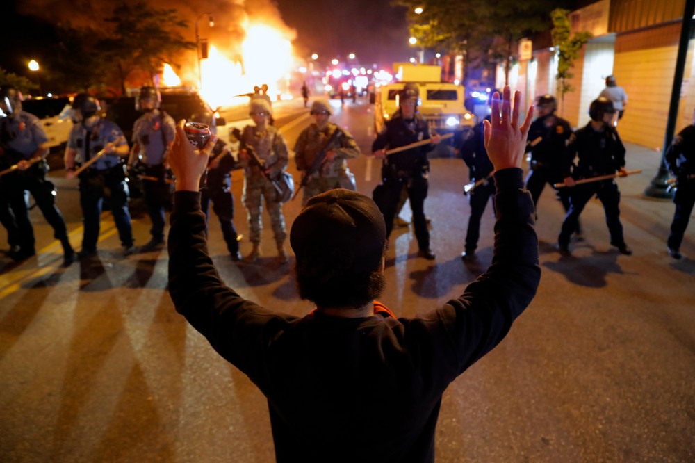 Protesty v USA vyvolané policajným zásahom sa stupňujú