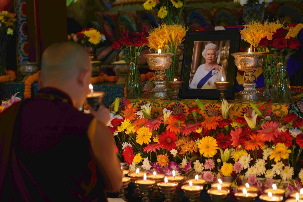 Británia sa lúči s kráľovnou Alžbetou II.