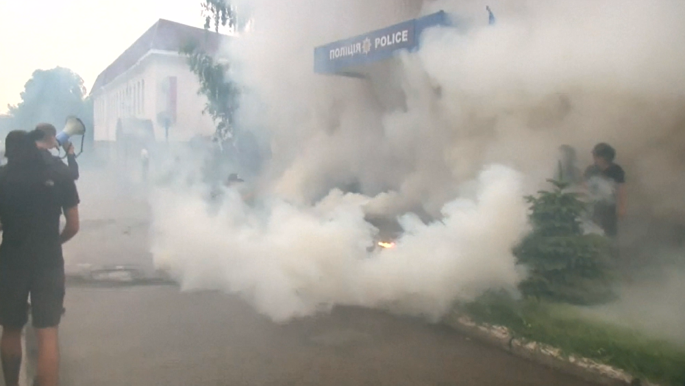 Stovky ľudí vyšli na protest do ulíc po zastrelení 5-ročného chlapca opitými policajtmi na Ukrajine