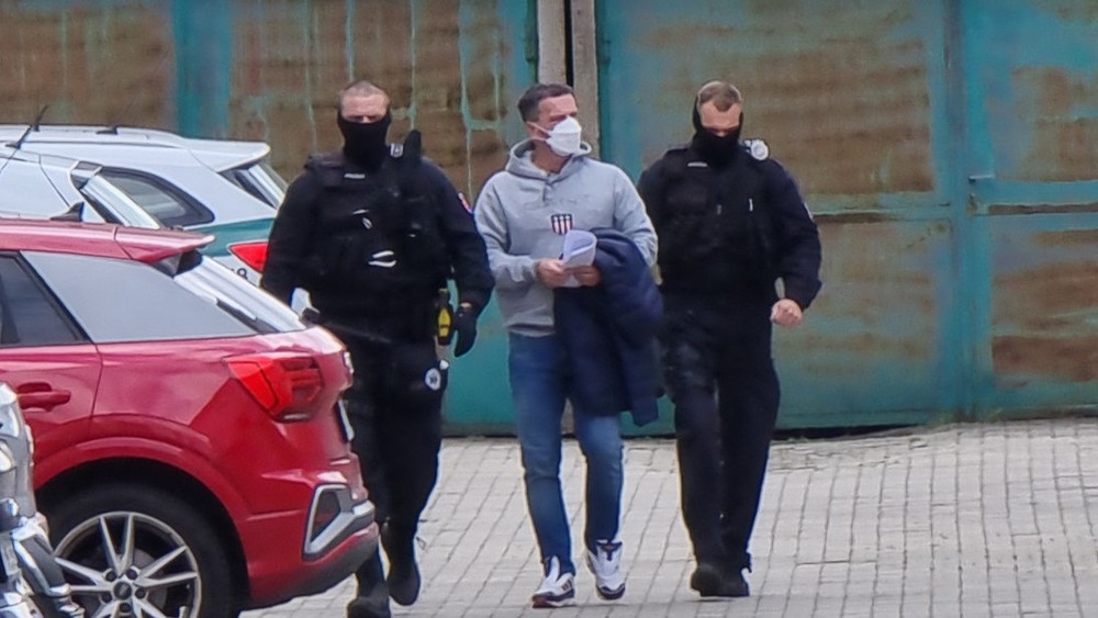 beňa prichádza na súd