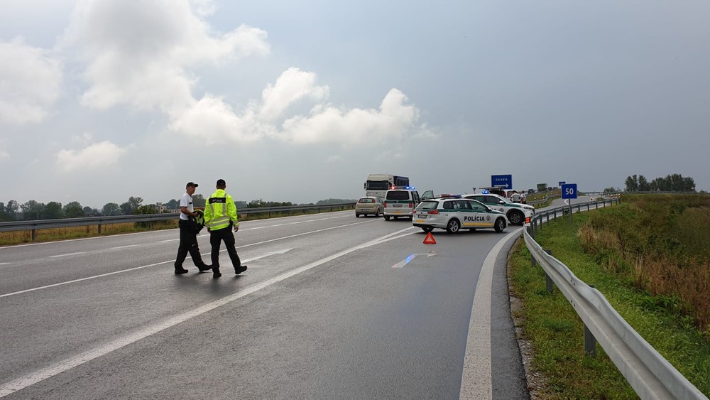 Pri náraze do zvodidiel zomrela žena. Pravdepodobne nemala zapnutý bezpečnostný pás