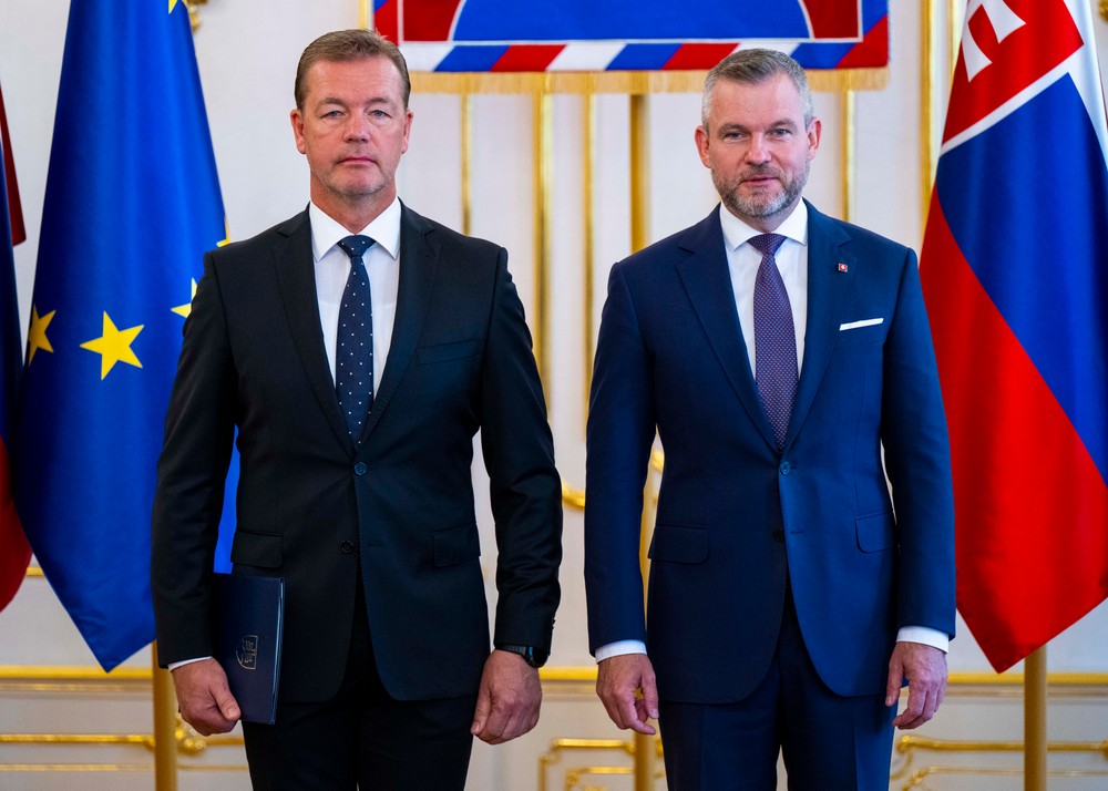 Prezident Pellegrini odovzdal poverovacie listiny dvom novým veľvyslancom SR