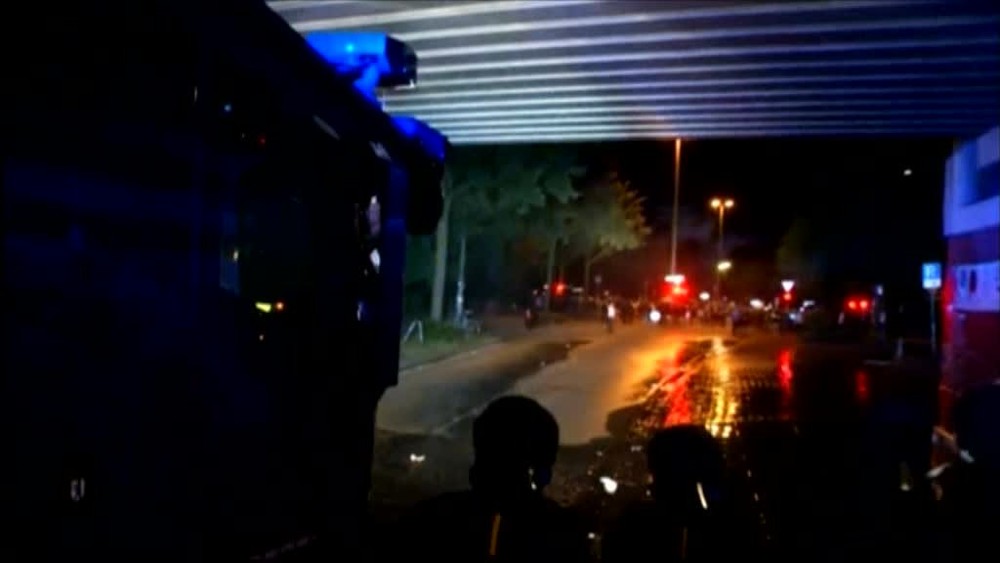 VIDEO: Nemecko v plameňoch. Demonštranti rabovali a útočili na policajtov655
