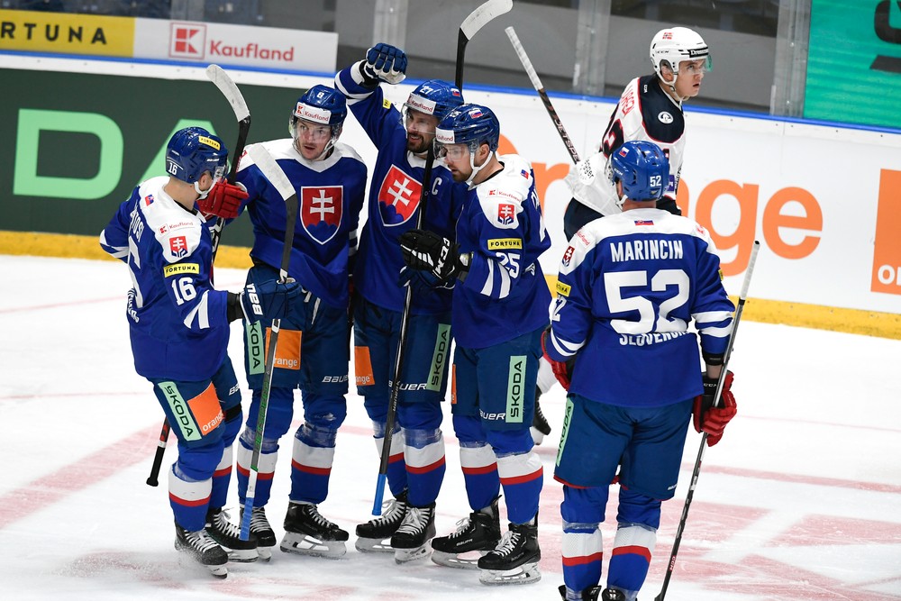 Radosť hokejistov Slovenska po víťazstve nad Nórskom.