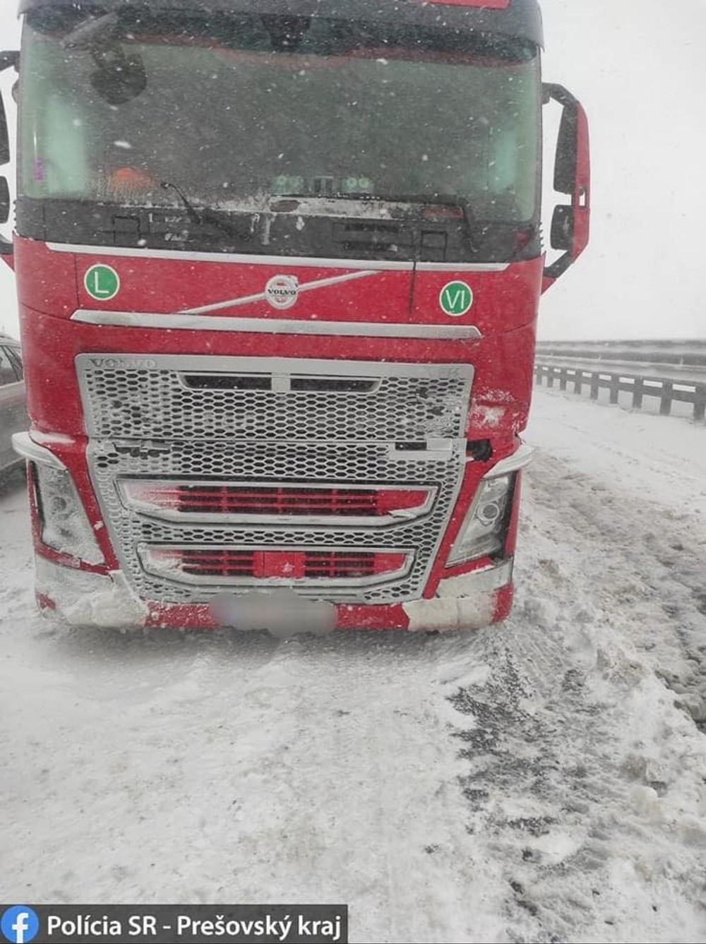 Diaľnicu pod Tatrami uzavreli, zrazilo sa tam približne 30 áut