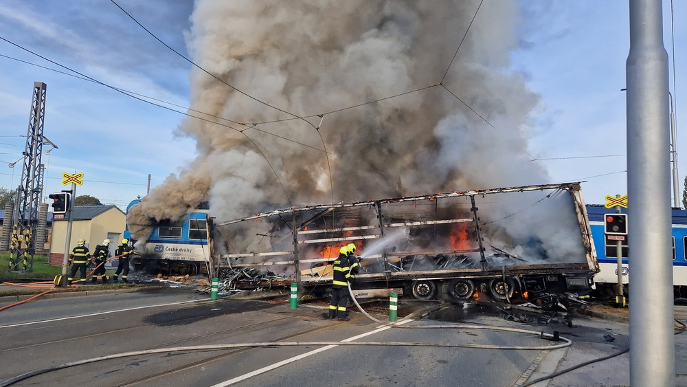zrážka vlak kamion požiar hasiči (14)