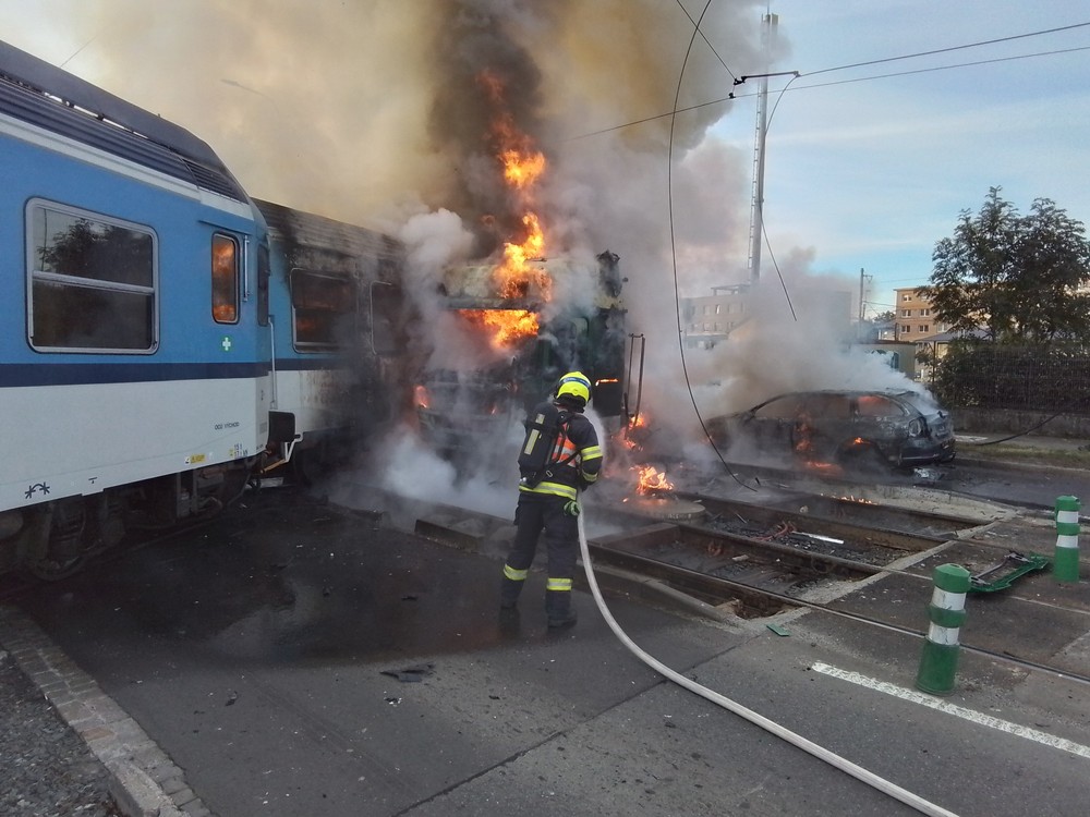 zrážka vlak kamion požiar hasiči (13)