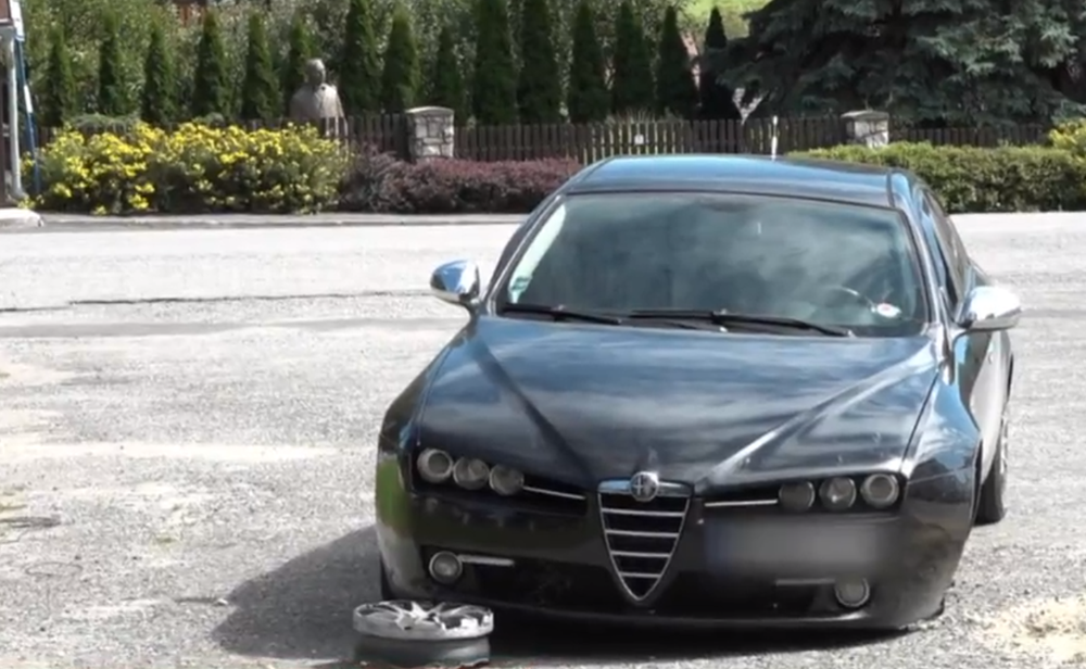 Opitý vodič unikal niekoľko kilometrov, nezastavil ho ani defekt  