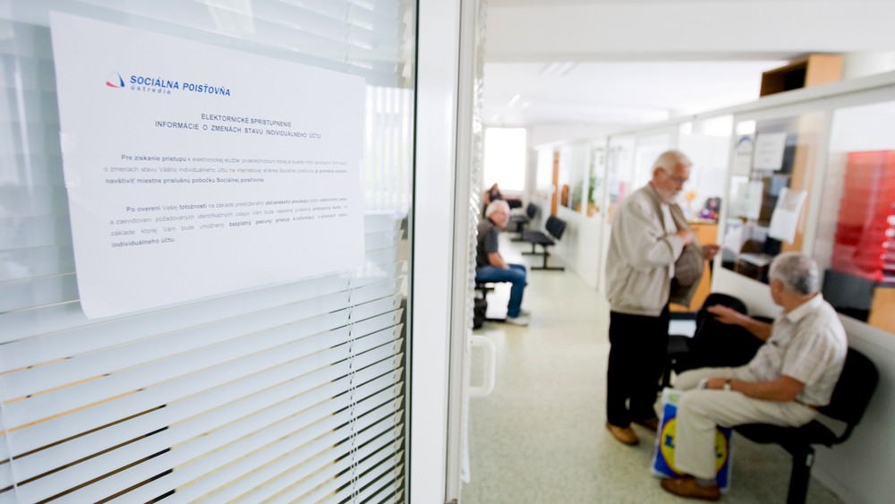 Sociálna poisťovňa ľudia ceduľka, ilustračné foto