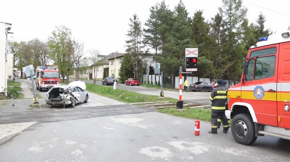 Zrážka auta s vlakom Veľká Lomnica (9)
