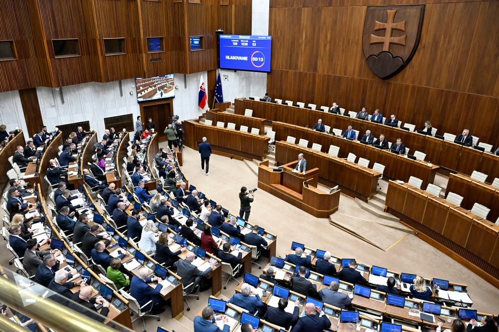 Rokovanie parlamentu o návrhoch na odvolanie viacerých ministrov a na vyslovenie nedôvery vláde
