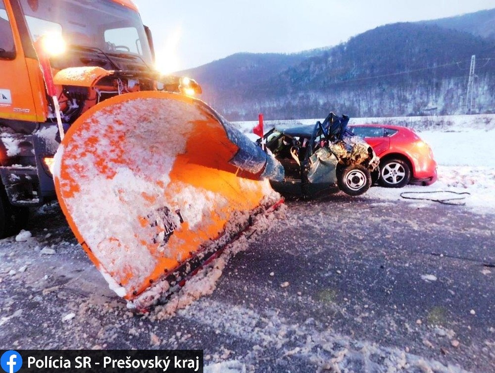 Cestárske vozidlo sa zrazilo s dvoma autami