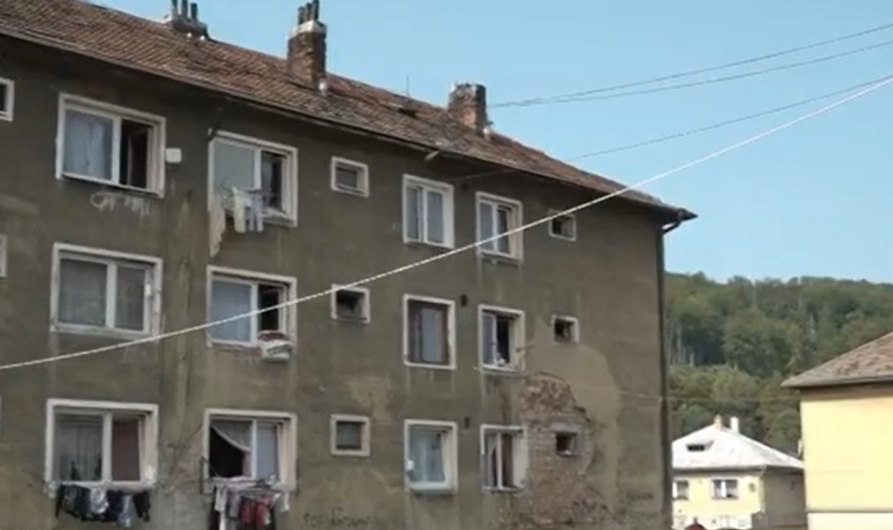 Výkaly z kanalizácie zatopili obyvateľom pivnice