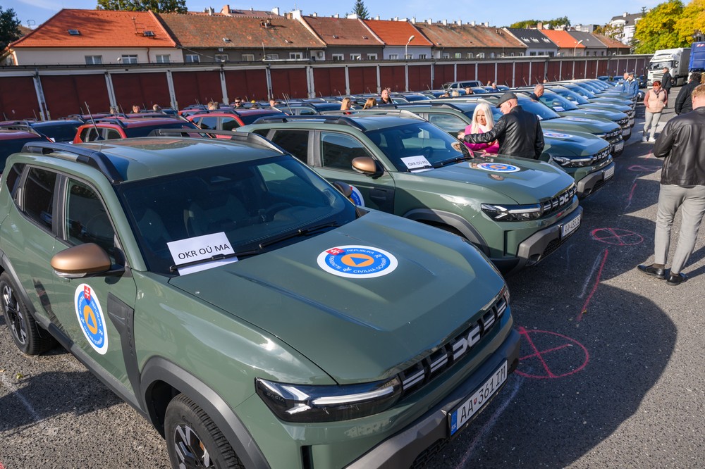 Zamestnancom odborov krízového riadenia okresných úradov odovzdali v Bratislave nové terénne vozidlá