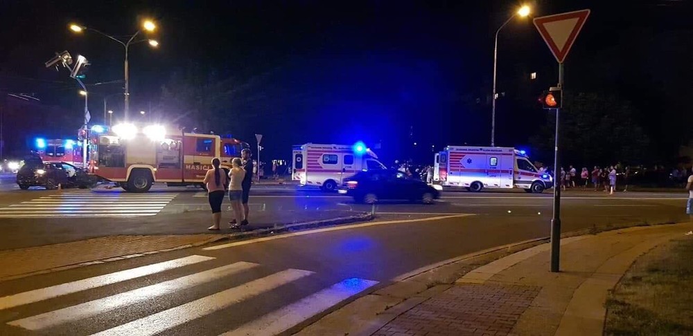 Tragická nočná autonehoda: Štyri osoby sú v kritickom stave, jedno z áut dokonca zachytilo chodca na prechode