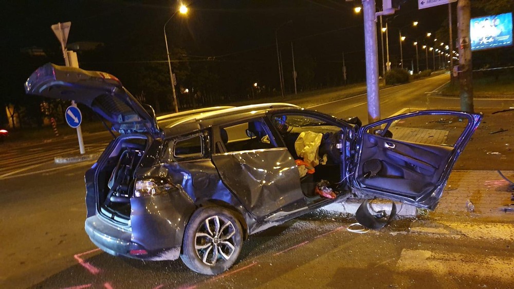 Tragická nočná autonehoda: Štyri osoby sú v kritickom stave, jedno z áut dokonca zachytilo chodca na priechode