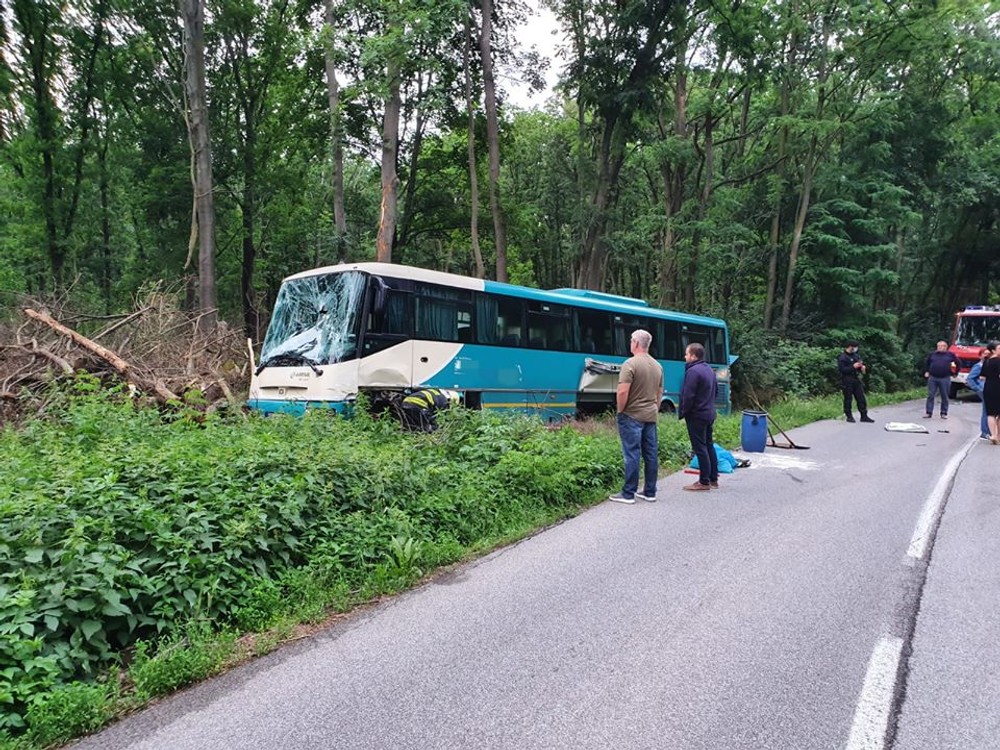 Pri Nitre sa zrazil autobus s osobným automobilom