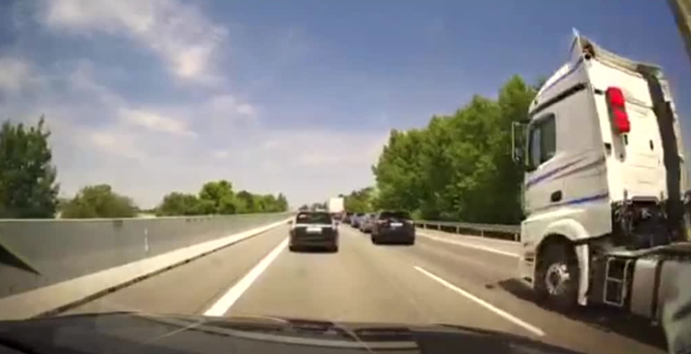 Šialený kamionista vytláčal autá do zvodidiel 