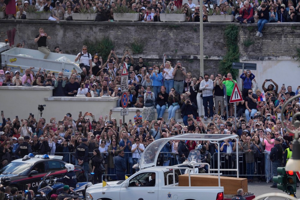 Skončila sa pohrebná omša za pápeža Františka, rakvu vezú do mariánskej baziliky