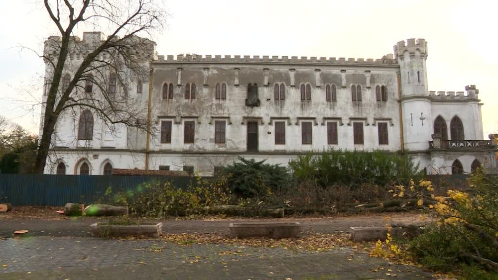 Kaštieľ v Rusovciach už dlhé roky chátra. Jeho rekonštrukcia bude drahšia, než sa predpokladalo