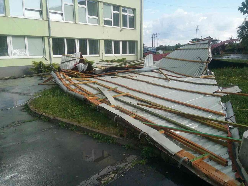 Silná búrka polámala stromy