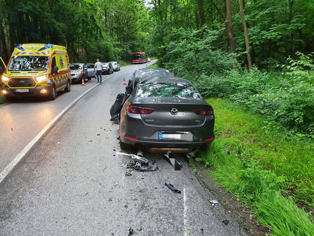 Pri Nitre sa zrazil autobus s osobným automobilom