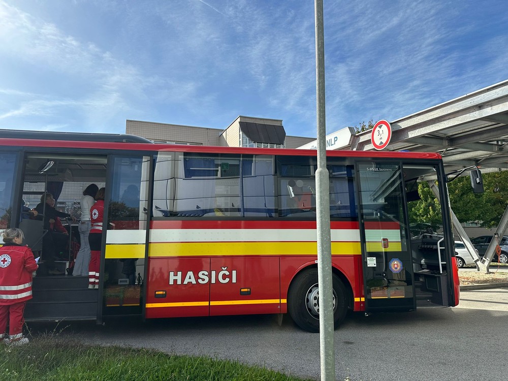 Evakuačný autobus z miesta nehody