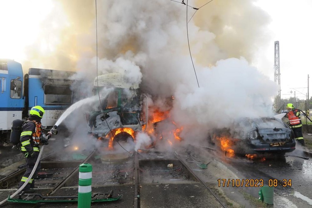 zrážka vlak kamion požiar hasiči (16)
