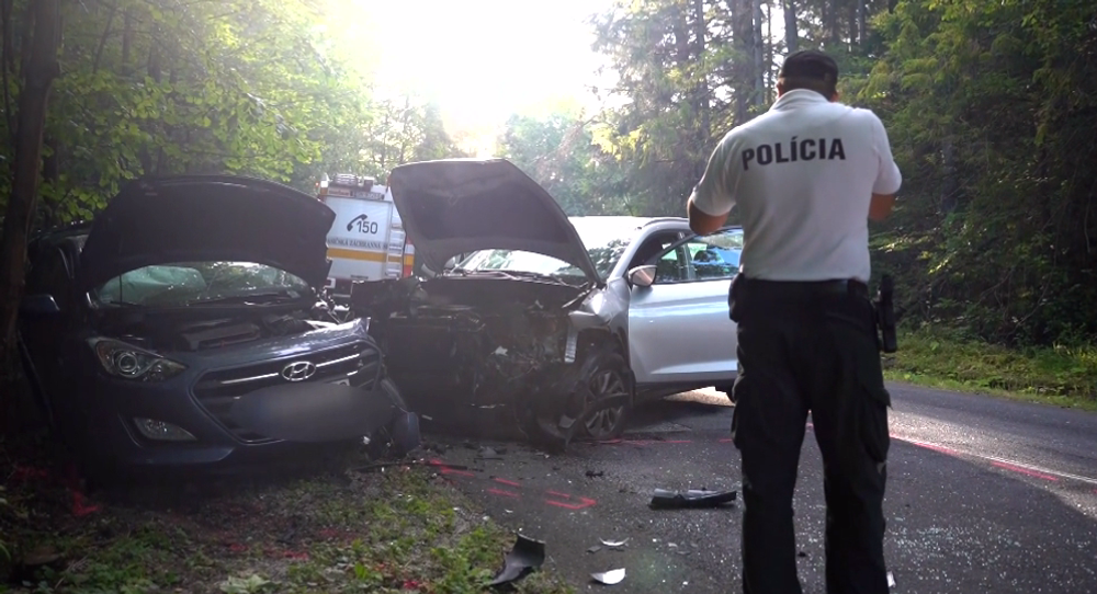 Vážna dopravná nehoda pre kŕč v nohe. Vodička vošla do protismeru aj s dvoma deťmi v aute