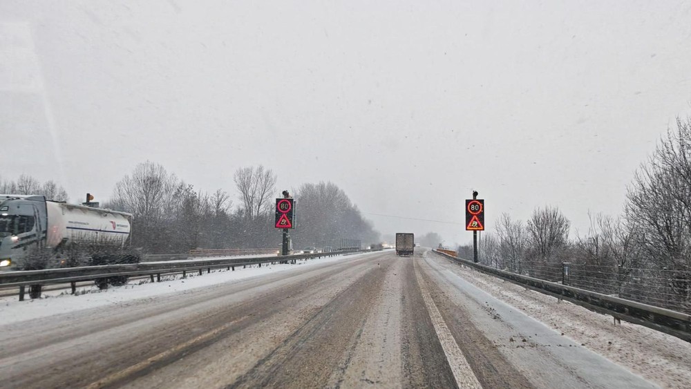 Sneženie a poľadovica skomplikovali dopravu a pohyb pre vodičov i chodcov