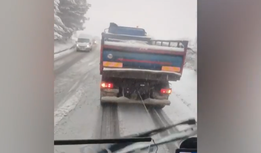 Prvý sneh komplikoval dopravu 13