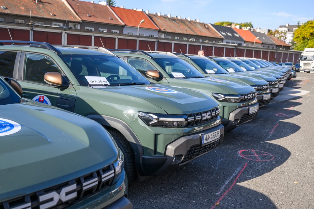 Zamestnancom odborov krízového riadenia okresných úradov odovzdali v Bratislave nové terénne vozidlá