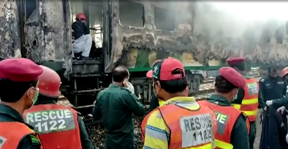 Idúci vlak zachvátil požiar, pripravil o život desiatky ľudí