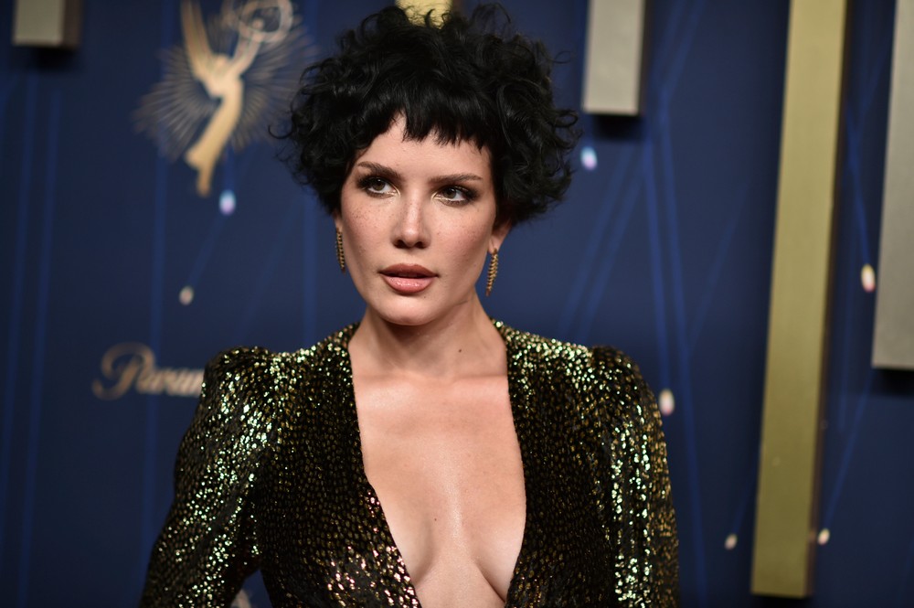 77th_Primetime_Emmy_Awards_-_Arrivals_04211