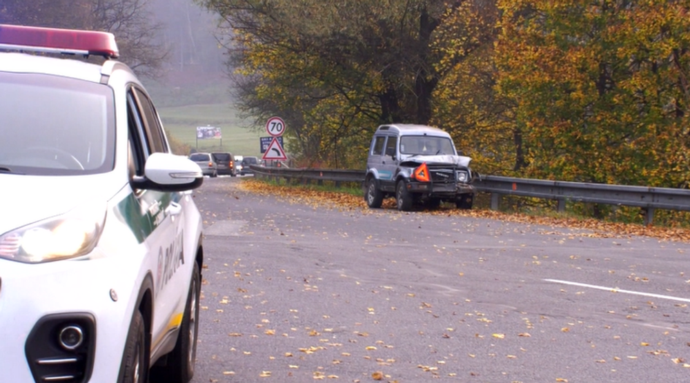 FOTO: Neuveríte, čím si vodič nahradil spätné zrkadlo! Kozmetické zrkadielko upevnil šnúrkami od topánok 