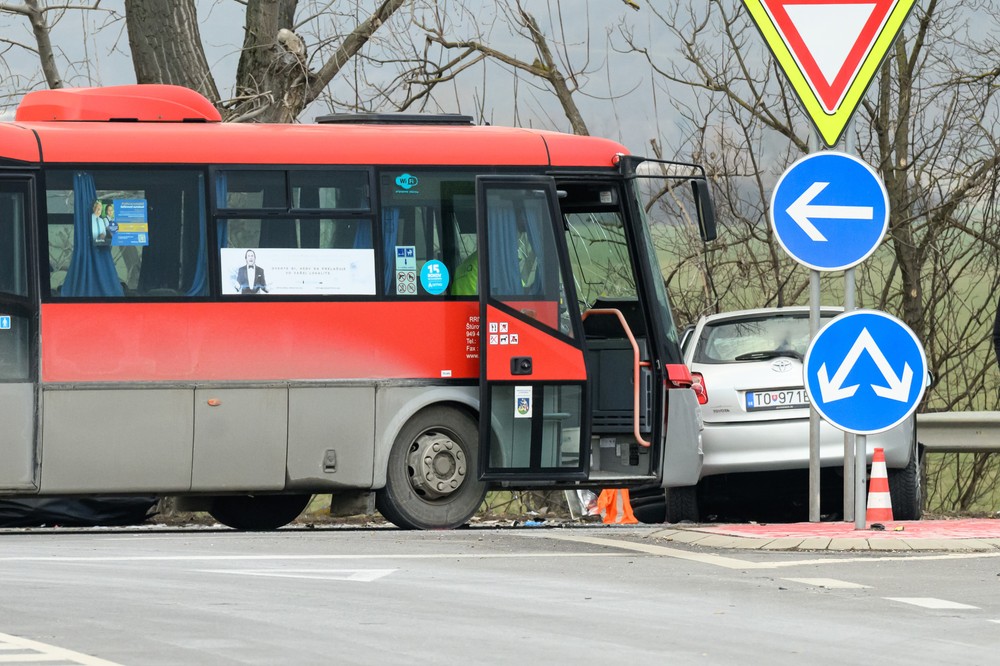 Nehoda auta a autobusu 4