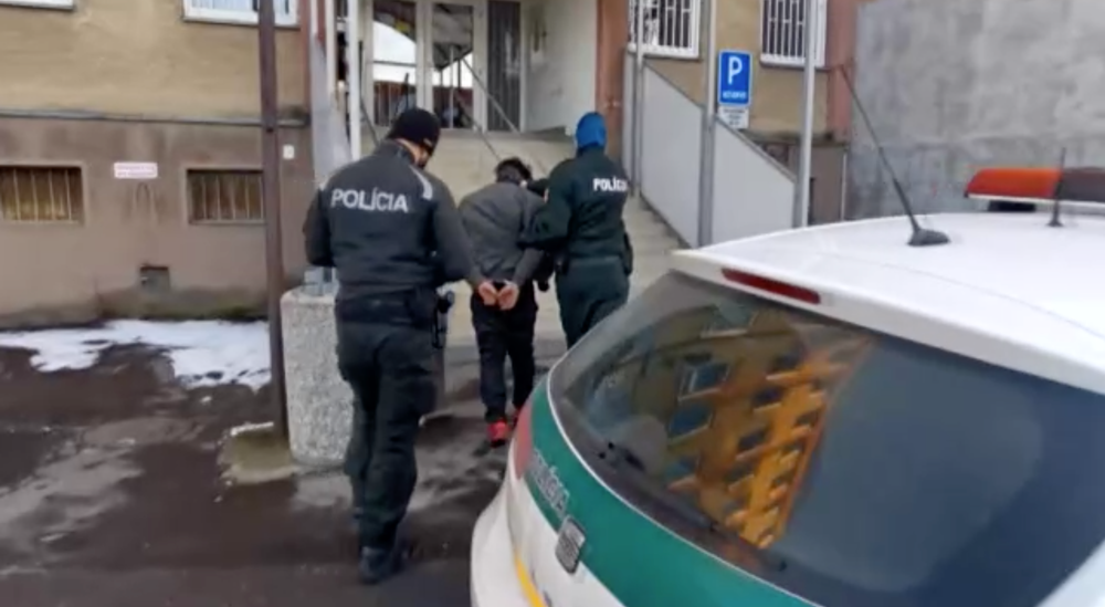 Nebezpečnou  jazdou ohrozoval vodičov a poškodil tri autá