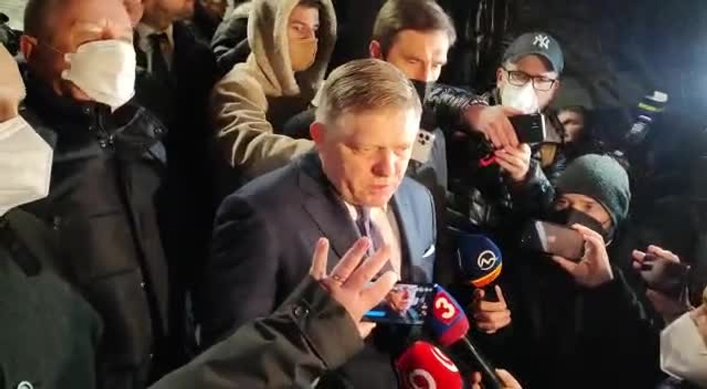 Do auta Roberta Fica hodili dlažobnú kocku a rozbili sklo