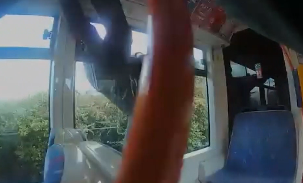 Muž sa dal na útek pred revízorom veľmi nezvyčajným spôsobom 