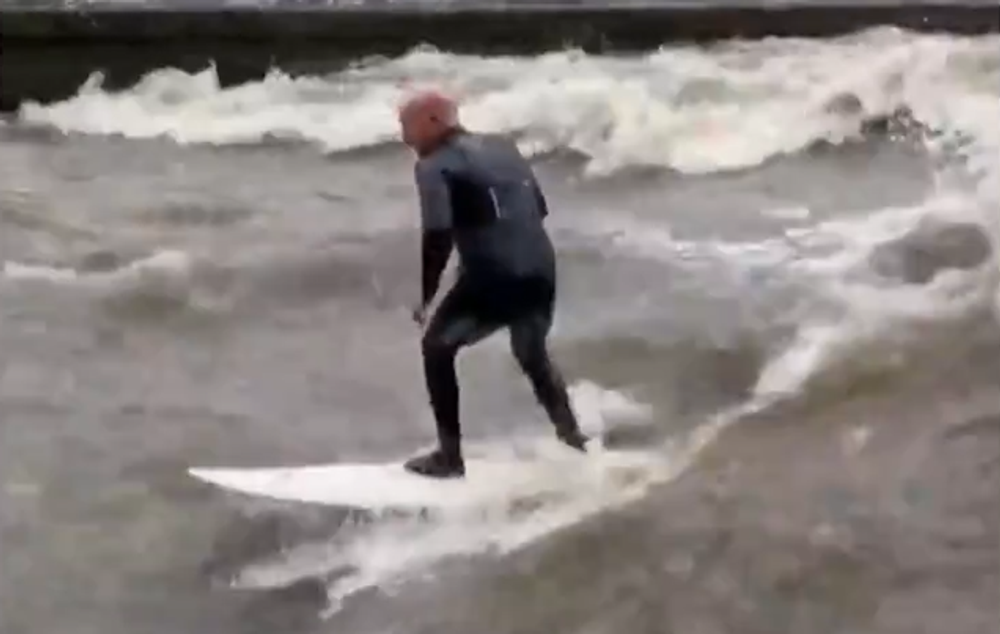 Surfer alebo skokan: Ľudia počas záplavy hazardujú so svojim životom 