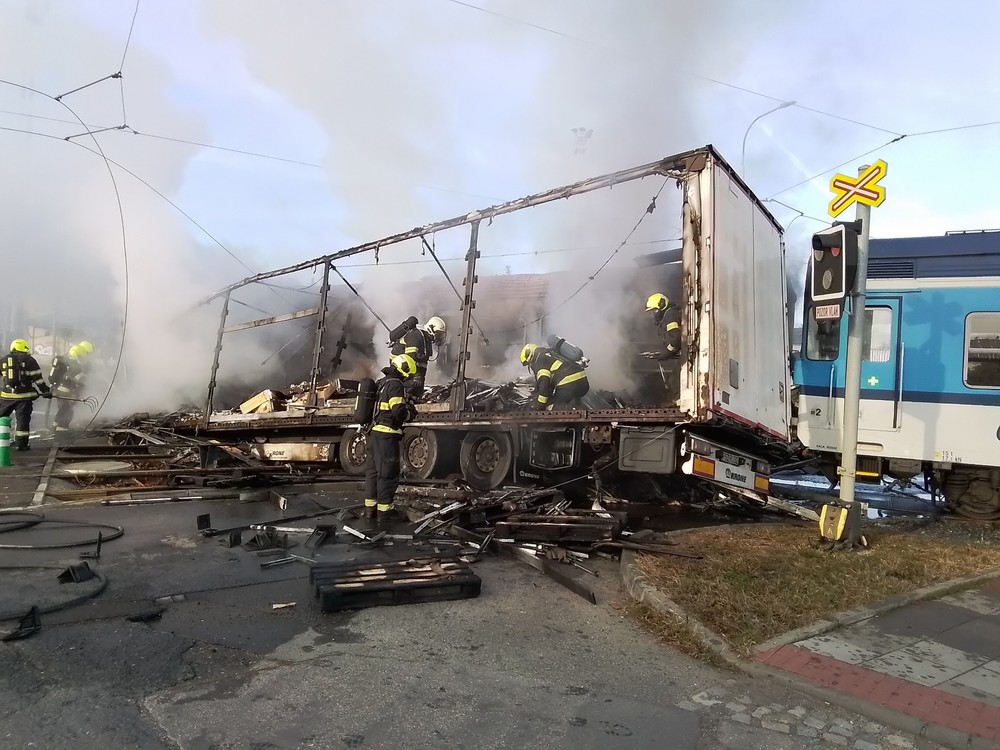 zrážka vlak kamion požiar hasiči (9)